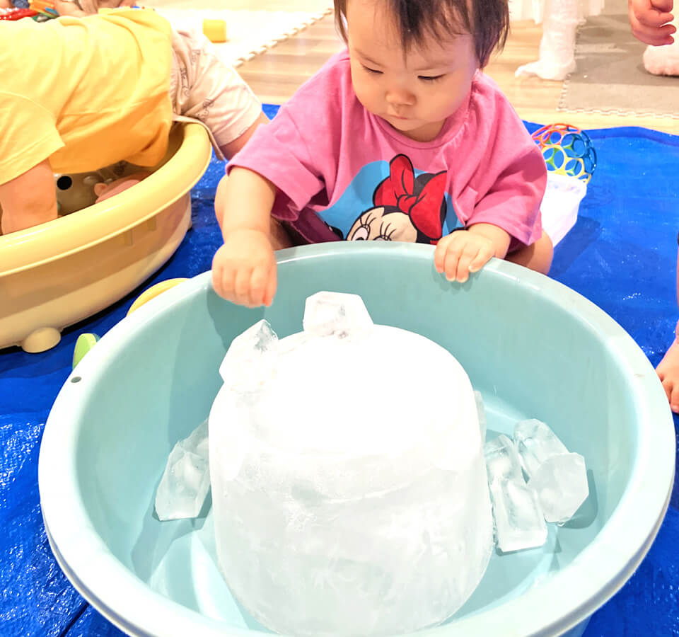 2025年8月 SuruSuスルス上陽こども園 室内で氷遊びの様子