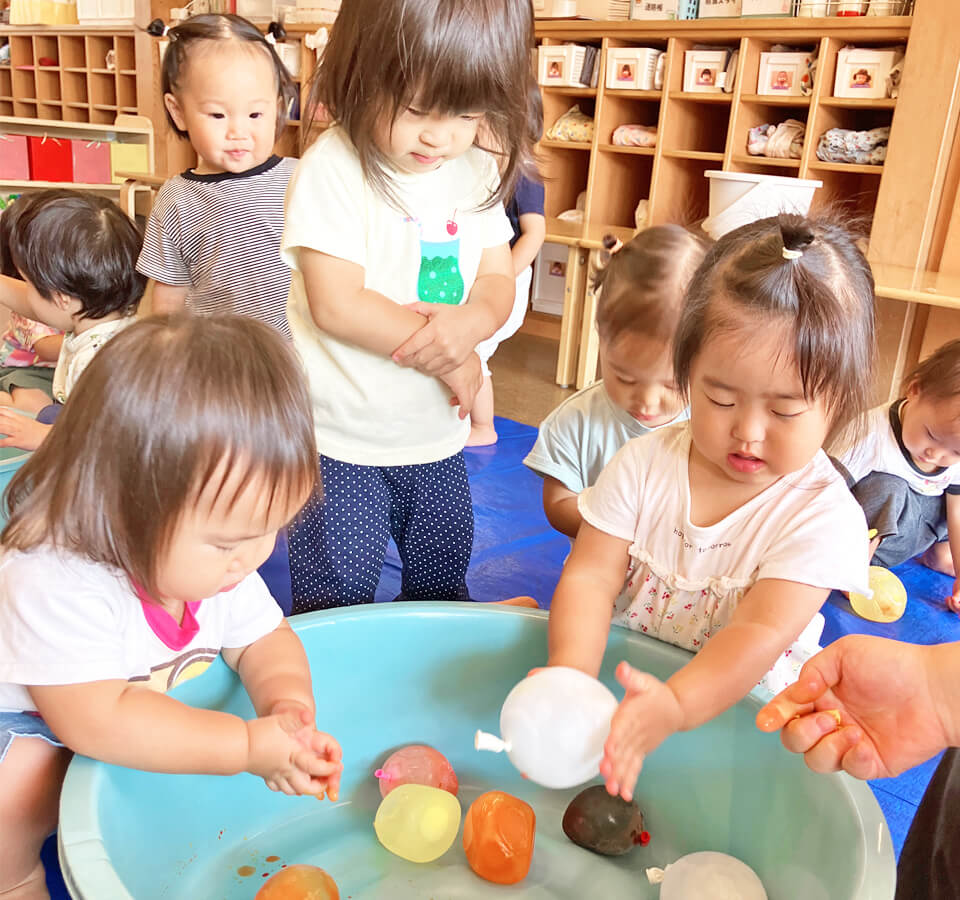 2025年8月 SuruSuスルス上陽こども園 室内で氷遊びの様子