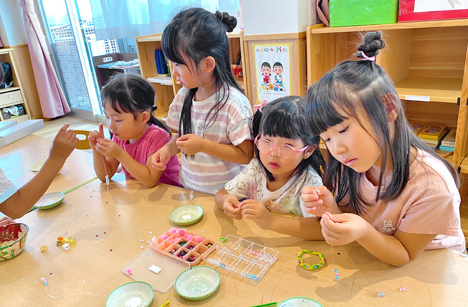 2025年10月 SuruSuスルス上陽こども園 アクセサリー屋さんの様子