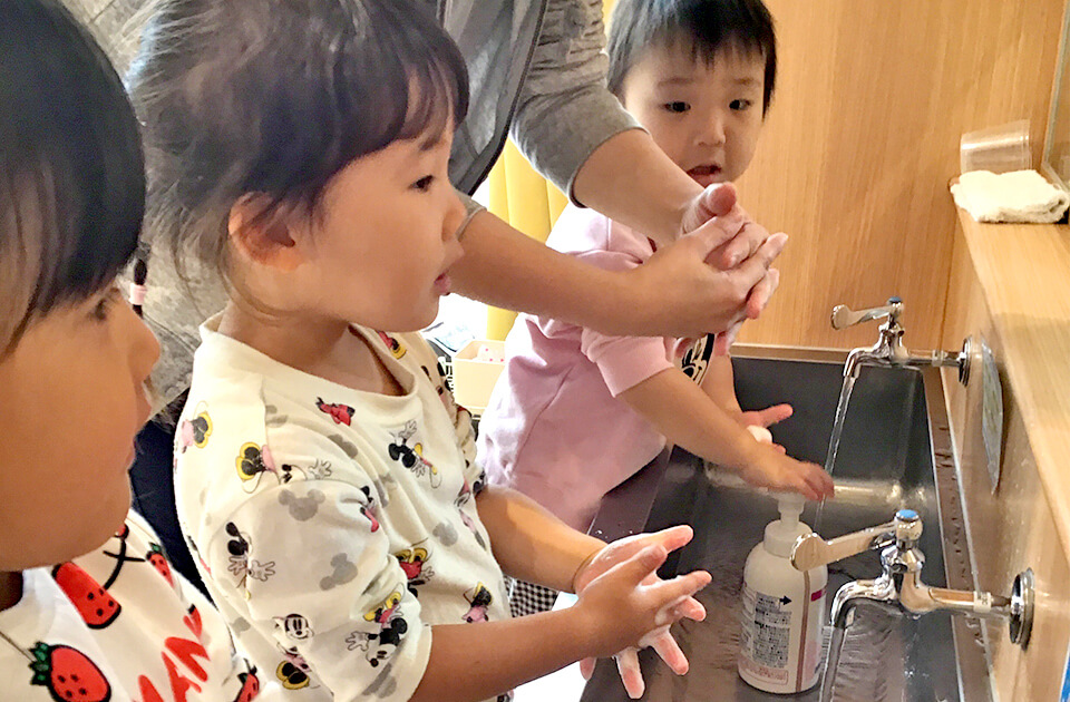 2025年11月 SuruSuスルス上陽こども園 手洗い指導の様子