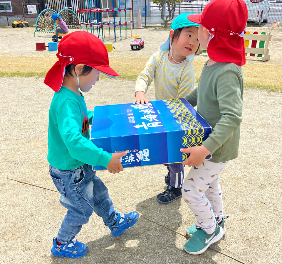 2025年4月 SuruSu祝昌こども園 こいのぼりあげの様子