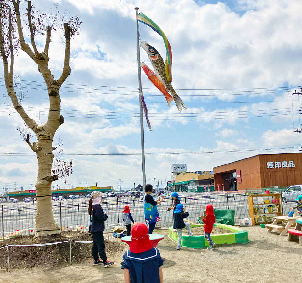 2025年4月 SuruSu祝昌こども園 こいのぼりあげの様子