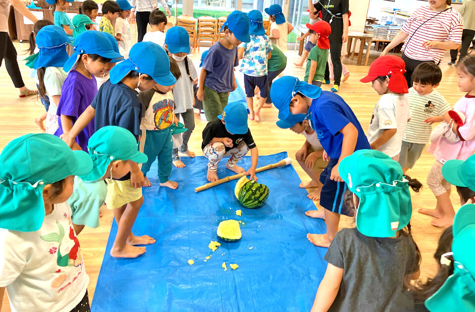 2025年7月 SuruSu祝昌こども園 すいか割りの様子