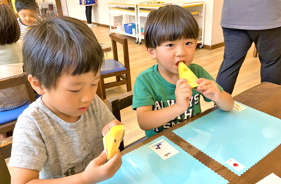 2025年7月 SuruSu祝昌こども園 すいか割りの様子