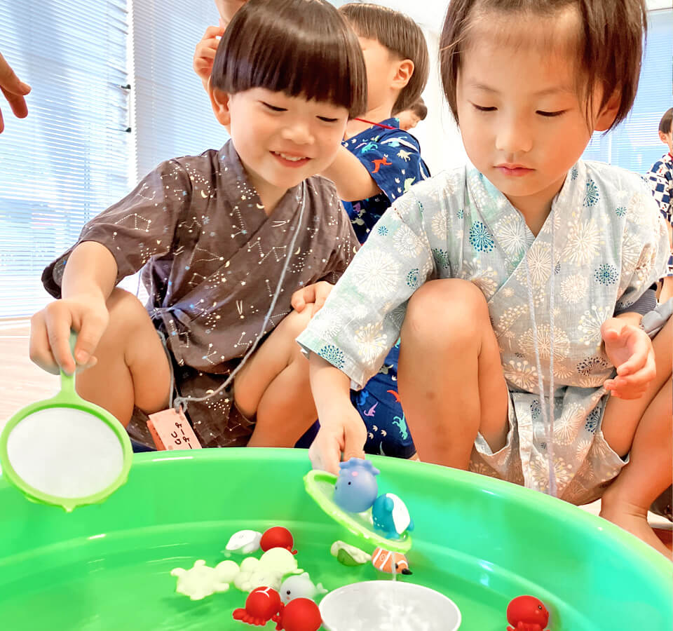2025年8月 SuruSu祝昌こども園 金魚すくいの様子